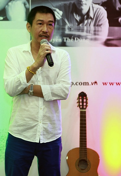 Lê Thiết Cương tổ chức triển lãm trong siêu thị