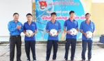 Anh Trần Thanh Nguyên, Bí thư Tỉnh đoàn tặng bóng cho học viên.