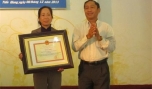 Giám đốc Sở VH- TT&DL Nguyễn Ngọc Minh trao Bằng khen của Bộ VH-TT&DL cho đơn vị huyện Chợ Gạo.