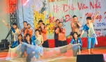 NGƯT Phạm Văn Khanh, Phó Giám đốc Sở GD&ĐT trao giải cho các cá nhân đoạt giải A và Tiết mục ca múa Tiếng hát dân chài của sinh viên Trường Cao đẳng Y tế Tiền Giang.