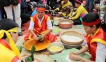 Thi gói bánh chưng trong Lễ hội Đền Hùng 2013. Ảnh: Thanh Tùng