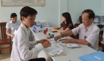 Người dân làm thủ tục hành chính tại UBND phường 4, TP. Mỹ Tho