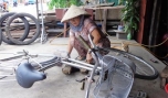 Cô Tư đang sửa xe cho khách.