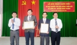 Lãnh đạo huyện Châu Thành trao quyết định công nhận danh hiệu xã đạt chuẩn văn hóa NTM cho lãnh đạo xã Long An