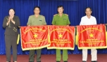 Bà Trần Kim Mai, Phó Chủ tịch Thường trực UBND tỉnh trao Cờ thi đua cho các đơn vị.