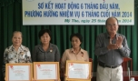 Ông Huỳnh Văn Thanh, Phó Chủ tịch Hội Chữ thập đỏ tỉnh trao kỷ niệm chương cho các cá nhân.