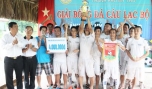 Ban tổ chức trao cúp, cờ và tiền thưởng cho đội vô địch.