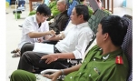 Đông đảo cán bộ, công chức, đoàn viên, thanh niên tình nguyện hiến máu.