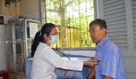 Nhiều bệnh nhân thích được khám bệnh ở trạm y tế đạt chuẩn Quốc gia về y tế xã do trạm có đầy đủ thuốc và được bác sĩ tư vấn kỹ khi khám, chữa bệnh. (Trong ảnh: Khám bệnh cho bệnh nhân tại Trạm Y tế xã Mỹ Phong, TP. Mỹ Tho sáng 28-10).