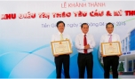 Chủ tịch UBND tỉnh Nguyễn Văn Khang trao Bằng khen của UBND tỉnh cho lãnh đạo Bệnh viện Đa khoa trung tâm tỉnh và Công ty TNHH Thuận Phú.