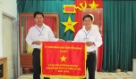 Chủ tịch UBND xã Trương Hoàng Thanh (phải) và Phó Chủ tịch UBND xã Dương Thanh Tùng nhận Cờ thi đua của UBND tỉnh tặng xã Tân Thới.