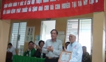 Ông Ngô Văn Sáu, Bí thư Huyện ủy tặng Giấy khen cho tập thể y, bác sĩ đoàn từ thiện.