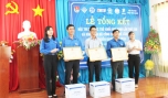 Trao Bằng khen cho các cá nhân đạt giải.