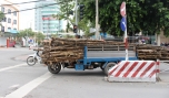 Mô tô đẩy xe ba gác chở hàng cồng kềnh trên đường tỉnh 868 (xã Mỹ Phước Tây, huyện Cai Lậy).