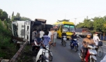 Xe tải chở cua biển lật ngang trên Quốc lộ 1A