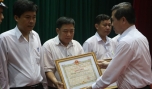Ông Lê Văn Hưởng, Chủ tịch UBND tỉnh, trao Bằng khen cho các tập thể và cá nhân có thành tích tiêu biểu trong công tác nhân rộng điển hình tiên tiến và thực hiện Nghị định 38/CP.