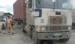Xe mô tô bị gài dưới lườn xe container.