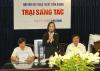 Nhà văn Thu Trang (đứng) phát biểu khai mạc trại