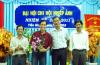 NS Lê Ngân (bìa phải) - Phó Chủ tịch Hội VHNT chúc mừng Ban Thư ký Chi hội nhiếp ảnh nhiệm kỳ mới