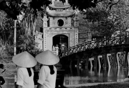 Ảnh đen trắng về Hà Nội xưa của nhà ngoại giao Anh