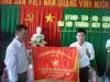 Ông Trần Văn Thạo, Phó Chủ tịch UBND huyện Châu Thành trao cờ thi đua.