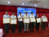 Ông Nguyễn Văn Phòng, Phó Chủ tịch UBND tỉnh trao Bằng khen của Bộ trưởng chủ nhiệm Văn phòng Chính phủ cho các tập t