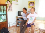 Anh Năm thăm nạn nhân chất độc da cam.