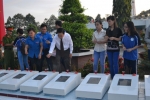 Bí thư Tỉnh ủy cùng đoàn viên TNCS Hồ Chí Minh thắp nến tri ân các Anh hùng liệt sĩ.