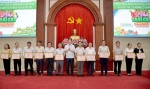 Ông Huỳnh Minh Tuấn - Phó Chủ tịch Ủy ban nhân dân tỉnh tặng Bằng khen của UBND tỉnh