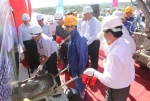 Đại diện lãnh đạo Bộ GTVT, UBND tỉnh, Sở GTVT đổ mẻ bê tông hợp long cầu Chợ Gạo