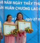Cô Dương (trái) và cô Lý nhận Bằng khen của Thủ tướng Chính phủ.