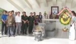 Đoàn dâng hoa, thắp hương mộ cụ Phó bảng Nguyễn Sinh Sắc.