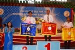 Bà Trần Kim Mai, Phó Chủ tịch Thường trực UBND, Trưởng Ban Tổ chức Đại hội trao cờ Nhất, Nhì, Ba toàn đoàn cho các đơn vị.