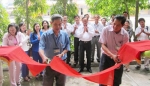 Cắt băng khai trương văn phòng.