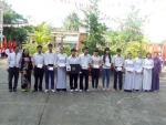 Tặng thưởng cho học sinh đạt thành tích xuất sắc trong năm học qua.