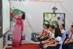 Các đại biểu xem triển lãm đồ dùng dạy học. Ảnh: Hữu Thịnh