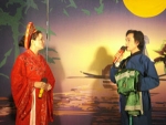 Minh Tuấn và Ngọc Hiền trong trích đoạn cải lương "Bên cầu dệt lụa" của soạn giả Thế Châu.