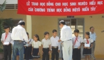 Hai nhà văn kết thúc chuyến trao học bổng miền Tây