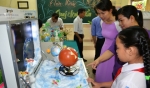 Đại biểu tham quan triển lãm cuộc thi tại Trường TH Nguyễn Huệ.