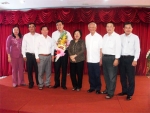 Lãnh đạo tỉnh tặng hoa và chụp ảnh lưu niệm với BVĐ thành lập CLBDN Tiền Giang tại TP. Hồ Chí Minh và BLLĐH Tiền Giang tại TP. Hồ Chí Minh.