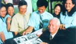 Báo Ấp Bắc thực hiện bộ album ảnh tặng bác Sáu Bình.