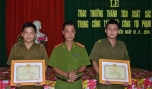 Đại tá Nguyễn Văn Lộc, Phó Giám đốc Công an tỉnh trao giấy khen cho cá nhân và tập thể Công an xã Dưỡng Điềm.