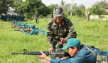 Huấn luyện bắn súng cho dân quân biển.