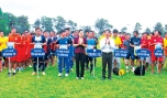 Bà Nguyễn Thị Kim Chi, Phó Giám đốc Trung tâm TDTT cùng ông Võ Quý Quốc, Phó Phòng Văn hóa và Thông tin TP. Mỹ Tho tặng Cờ lưu niệm cho các đội.
