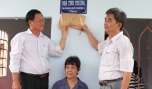 Ông Hồ Thanh Phong, bà Phùng Muối, ông Đoàn Văn Trước, Phó Chủ tịch MTTQ xã Mỹ Phong gắn bảng tặng nhà.