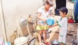 Người dân xã Thạnh Tân vui mừng khi có nước sạch.