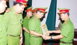 Đại tá Nguyễn Văn Lộc trao thưởng cho các cá nhân lập thành tích xuất sắc trong tấn công tội phạm.