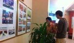 Công chúng tham quan triển lãm.