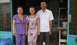 Anh Tám, chị Tâm và cháu Trinh tại mái ấm hạnh phúc.