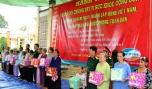 Ban tổ chức hình trình “Quân đội chung tay vì sức khỏe cộng đồng” tỉnh tặng quà cho gia đình chính sách xã Cẩm Sơn.